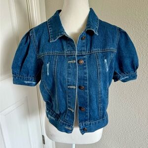 Women’s short sleeve denim jacket.